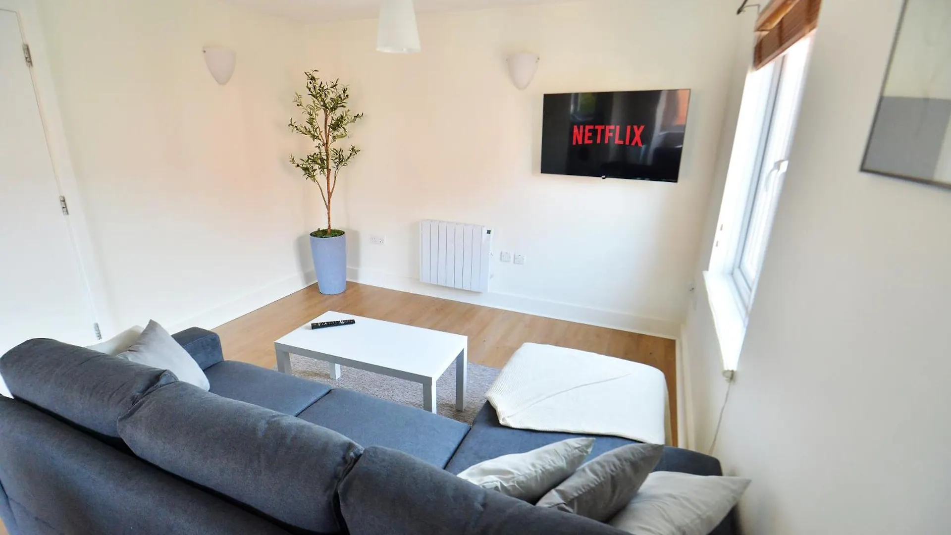 Stylish 2Br Flat - 2 Free Parking Spaces - Near Lgw Airport Кролей 0*,  Великобритания