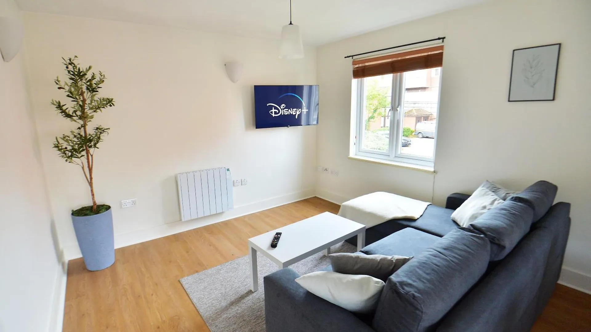 Апартаменты Stylish 2Br Flat - 2 Free Parking Spaces - Near Lgw Airport Кролей